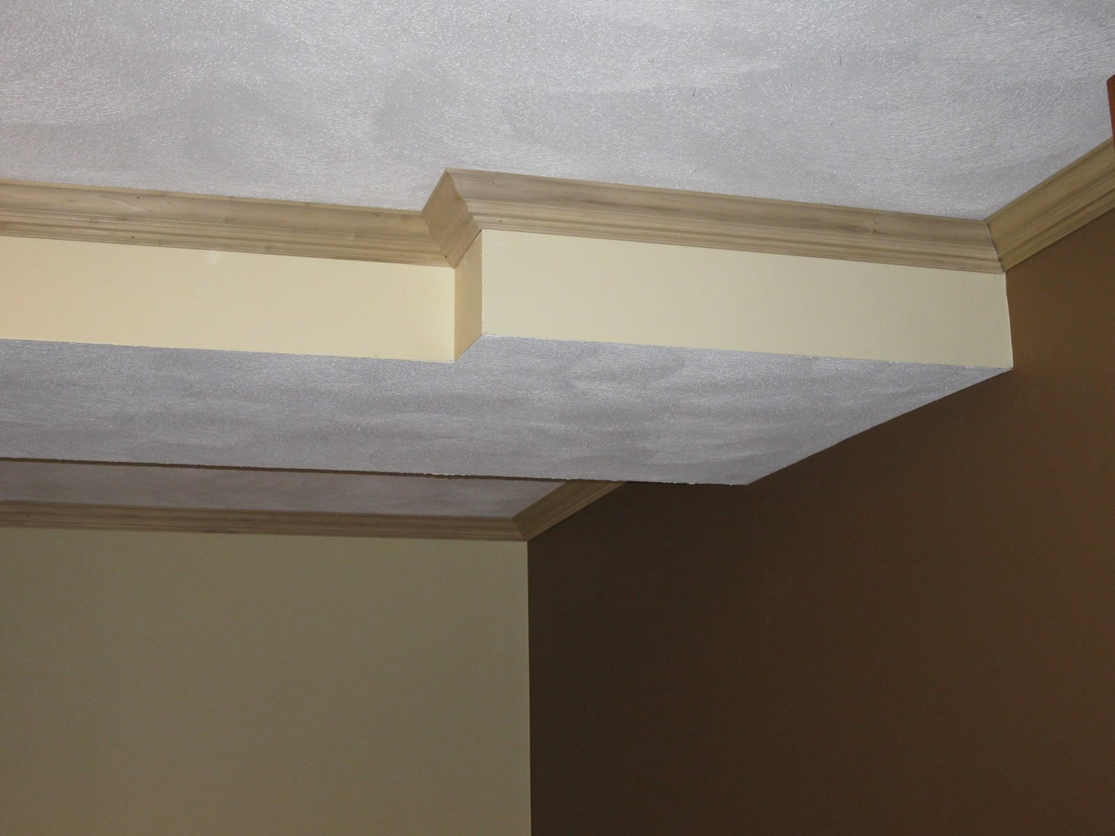 Dùng sơn chống thấm là một trong những cách hiệu quả để tránh đột cho trần nhà