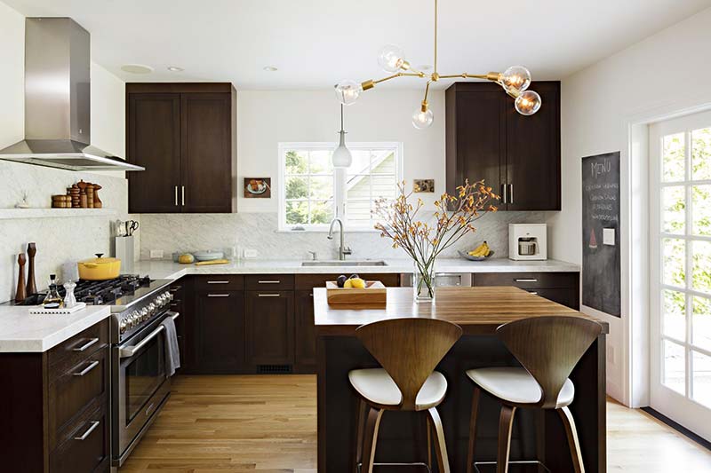 Ngoài bố trí và sắp xếp thiết bị, màu sắc còn tác động đến phong thủy căn bếp của bạn.